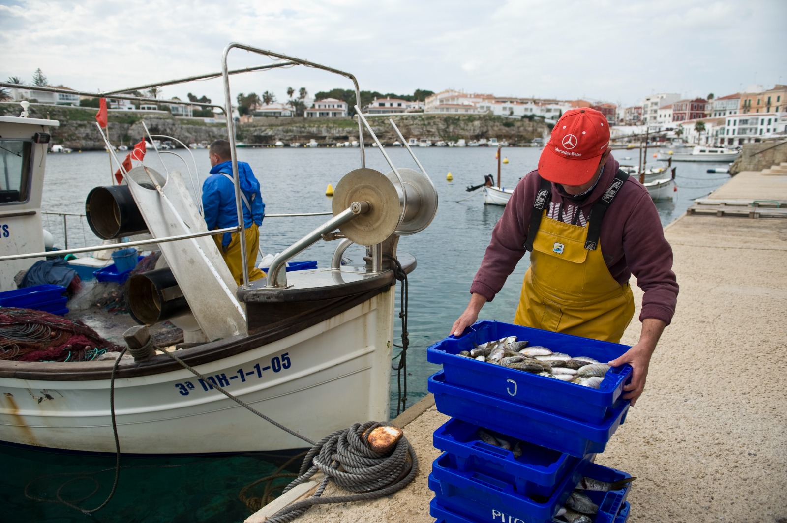 Pescador en Cales Fonts. Foto: David Arquimbau