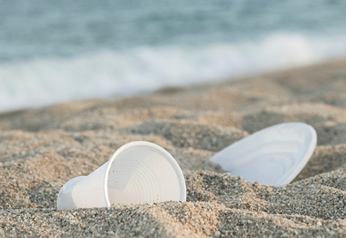 La concentración de plásticos en las playas baleares, hasta treinta veces superior a la media del Mediterráneo